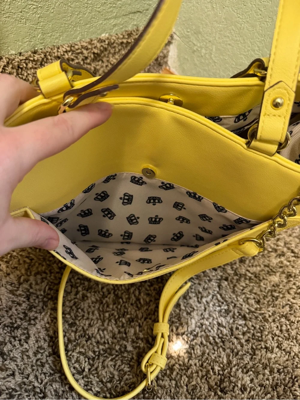 Juicy Couture closure type